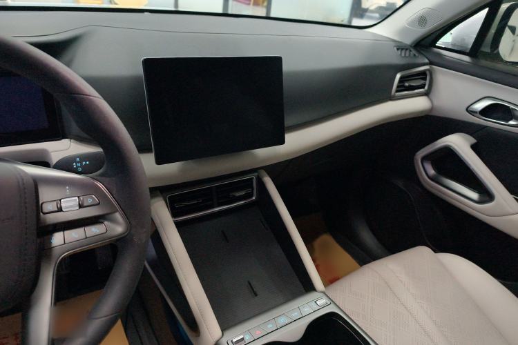Used BYD Yuan UP 2025 Model 301KM Leading Version Audio And AC Panel