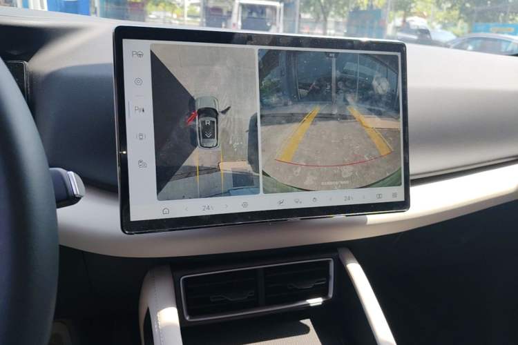 Used BYD Yuan UP 2025 Intelligent Driving Version 401 km Leading Edition Audio And AC Panel