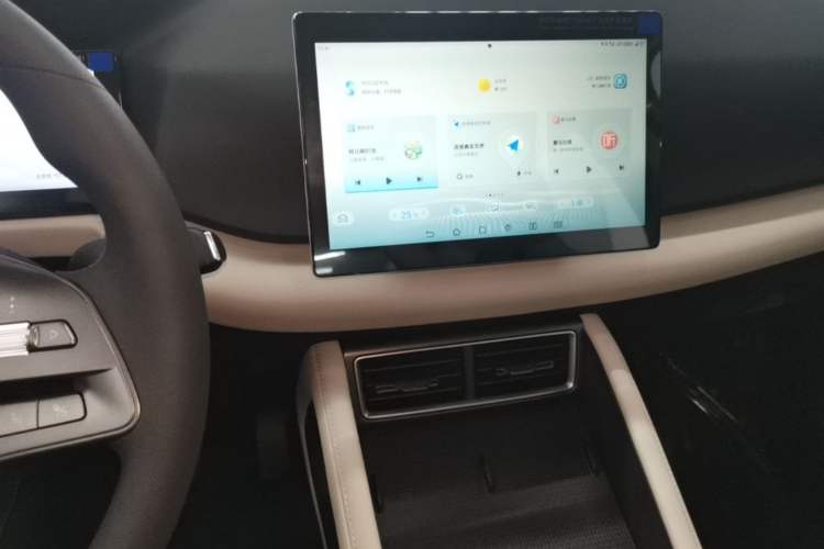 Used BYD Yuan UP 2025 Intelligent Driving Version 401 KM Dynamic Edition Audio And AC Panel