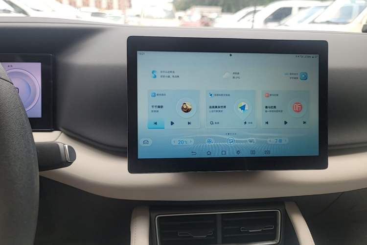 Used BYD Yuan UP 2025 Model 301KM Leading Version Audio And AC Panel