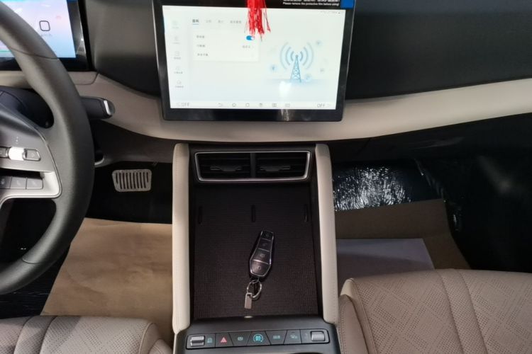 Used BYD Yuan UP 2025 Model 301KM Leading Version Audio And AC Panel