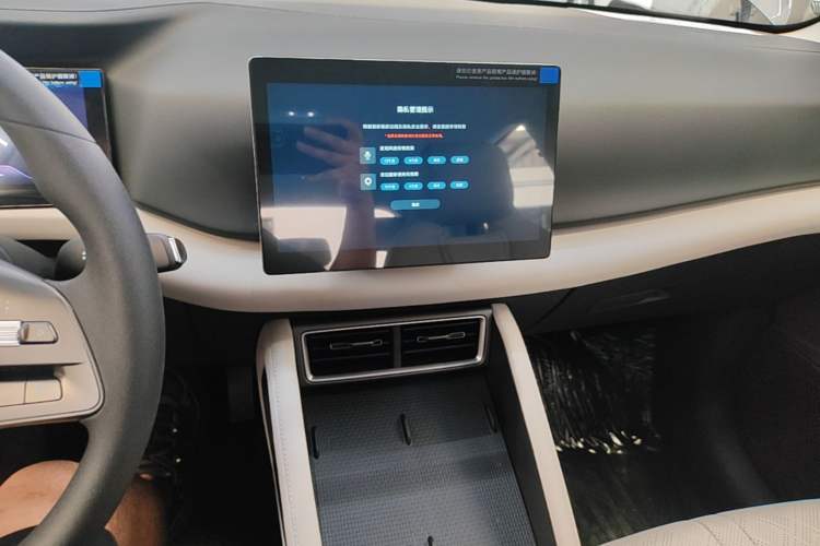 Used BYD Yuan UP 2025 Model 301KM Leading Version Audio And AC Panel