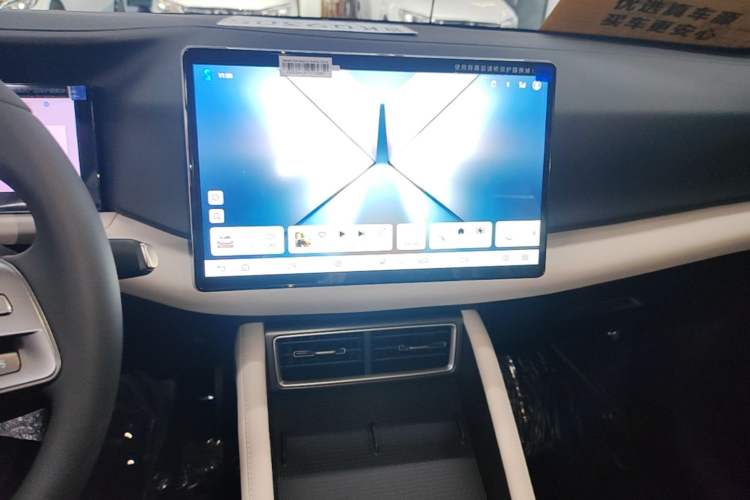 Used BYD Yuan UP 2025 Intelligent Driving Version 401 KM Dynamic Edition Audio And AC Panel