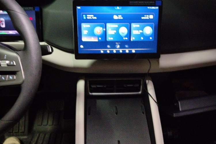 Used BYD Yuan UP 2025 Model 301KM Leading Version Audio And AC Panel