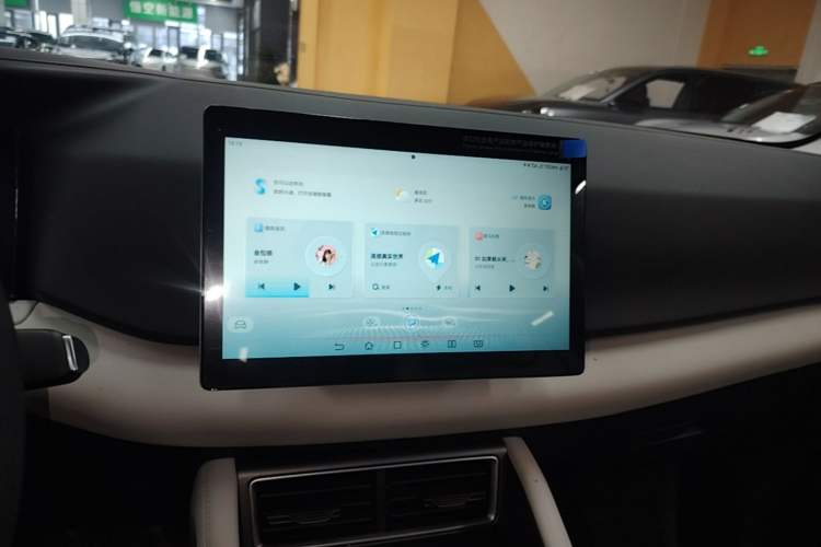 Used BYD Yuan UP 2025 Model 301KM Leading Version Audio And AC Panel