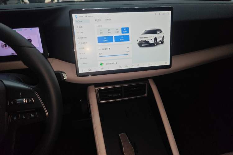 Used BYD Yuan UP 2025 Intelligent Driving Version 401 KM Dynamic Edition Audio And AC Panel