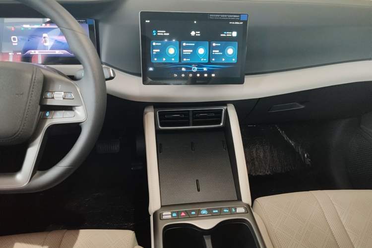 Used BYD Yuan UP 2025 Model 301KM Leading Version Audio And AC Panel
