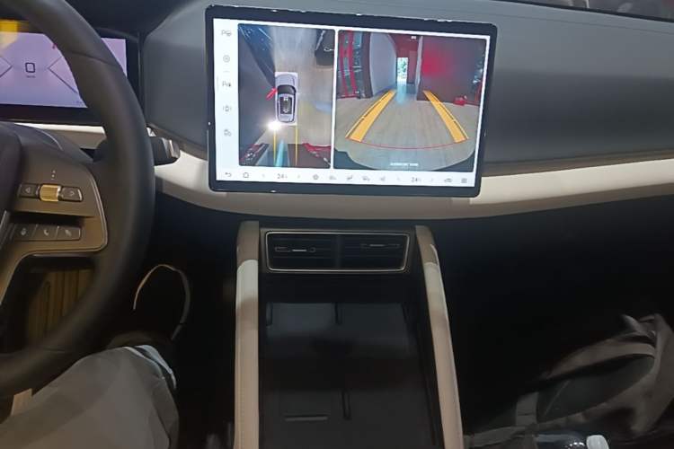 Used BYD Yuan UP 2025 Intelligent Driving Version 401 KM Dynamic Edition Audio And AC Panel