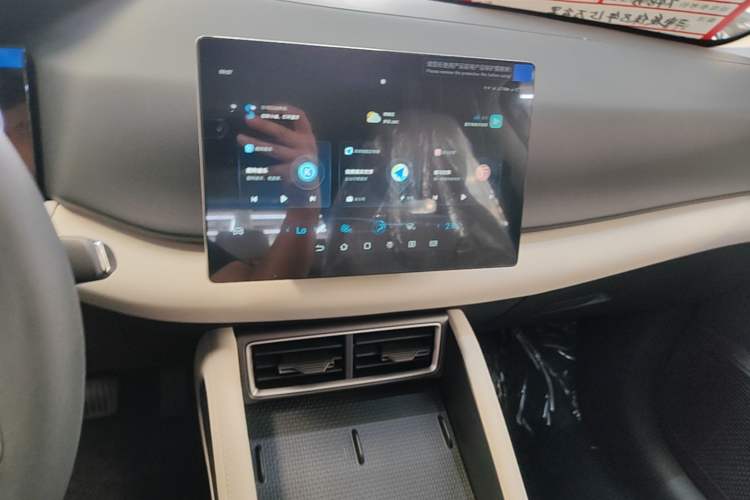Used BYD Yuan UP 2025 Model 301KM Leading Version Audio And AC Panel