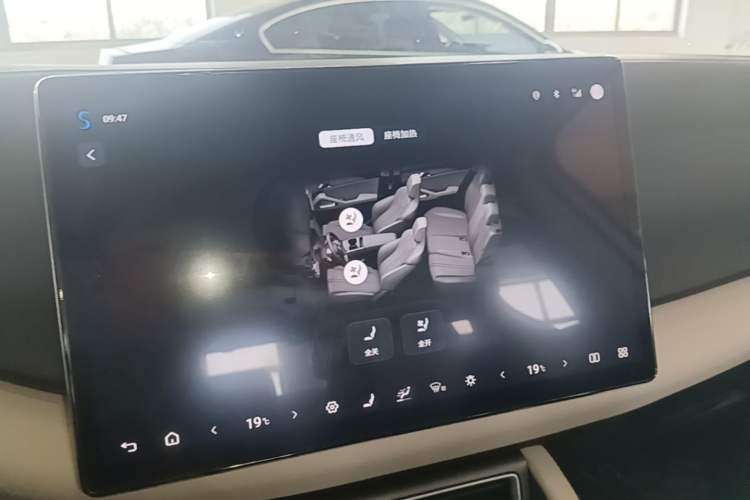 Used BYD Yuan UP 2025 Intelligent Driving Version 401 km Beyond-Range Edition Audio And AC Panel