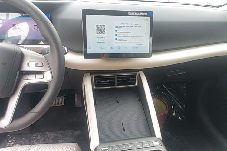 Used BYD Yuan UP 2025 Model 301KM Leading Version Audio And AC Panel