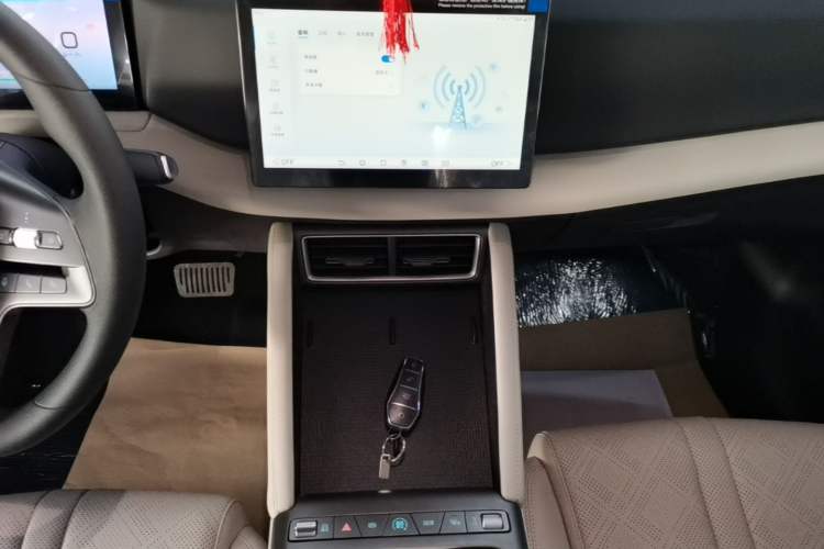 Used BYD Yuan UP 2025 Model 301KM Leading Version Audio And AC Panel