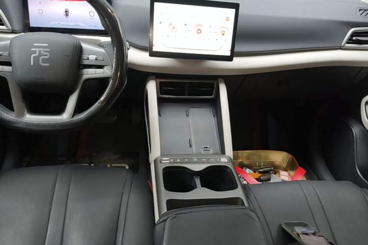 Used BYD Yuan UP 2025 Model 301KM Leading Version Audio And AC Panel