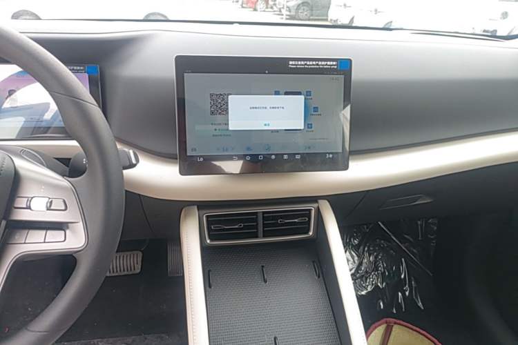 Used BYD Yuan UP 2025 Model 301KM Leading Version Audio And AC Panel