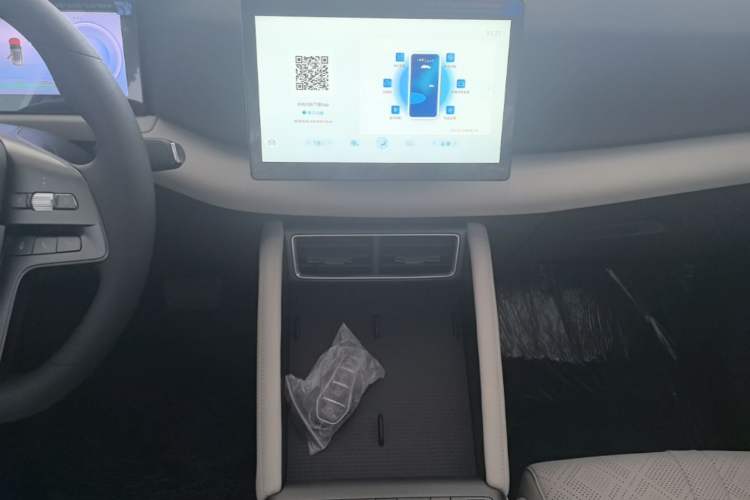 Used BYD Yuan UP 2025 Model 301KM Leading Version Audio And AC Panel