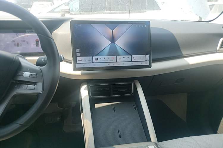 Used BYD Yuan UP 2025 Intelligent Driving Version 401 KM Dynamic Edition Audio And AC Panel