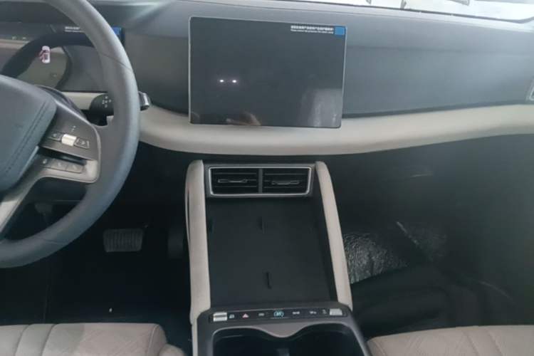 Used BYD Yuan UP 2025 Model 301KM Leading Version Audio And AC Panel