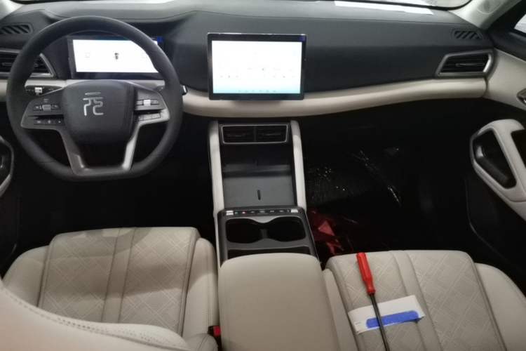 Used BYD Yuan UP 2025 Intelligent Driving Version 401 KM Dynamic Edition Center Console