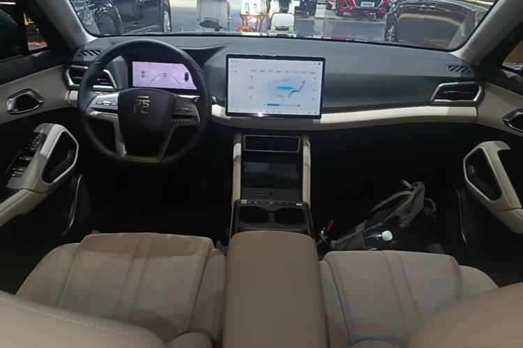 Used BYD Yuan UP 2025 Intelligent Driving Version 401 KM Dynamic Edition Center Console