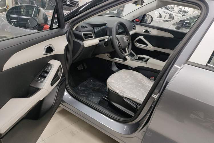 Used BYD Yuan UP 2025 Model 301KM Leading Version Driver Seat