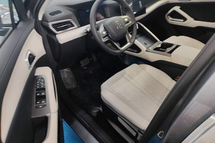 Used BYD Yuan UP 2025 Intelligent Driving Version 401 KM Dynamic Edition Driver Seat