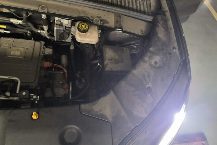 Used BYD Yuan UP 2025 Intelligent Driving Version 401 KM Dynamic Edition Engine Bay Left