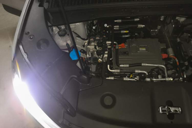 Used BYD Yuan UP 2025 Intelligent Driving Version 401 KM Dynamic Edition Engine Bay Right