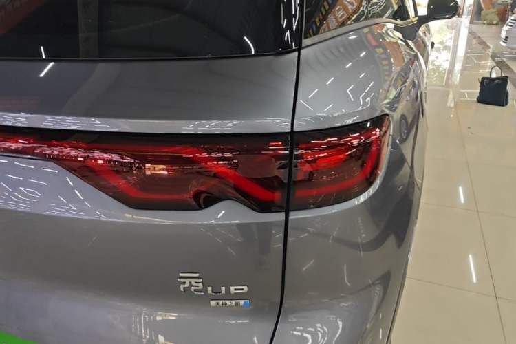 Used BYD Yuan UP 2025 Intelligent Driving Version 401 KM Dynamic Edition Exterior 3