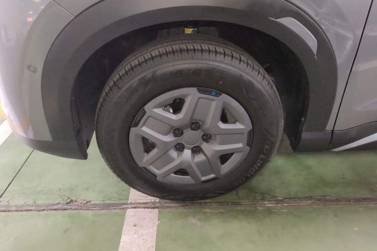 Used BYD Yuan UP 2025 Intelligent Driving Version 401 KM Dynamic Edition Exterior 4