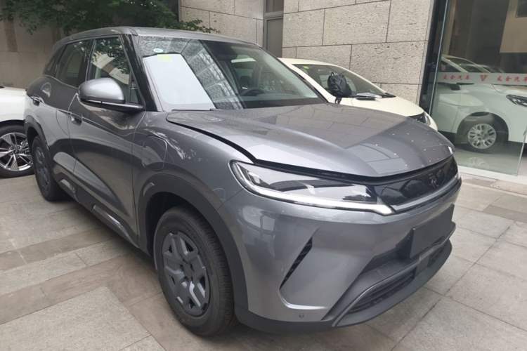 Used BYD Yuan UP 2025 Model 301KM Leading Version Front Right 45 Deg
