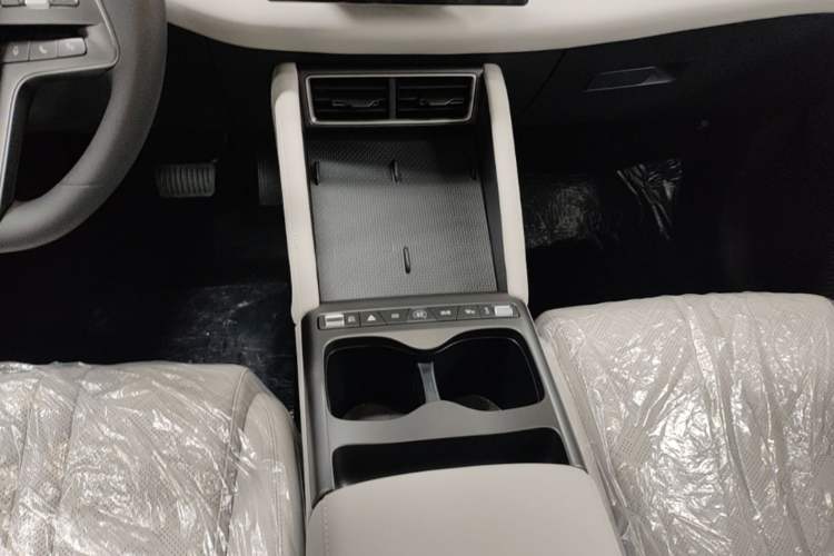 Used BYD Yuan UP 2025 Model 301KM Leading Version Gear Lever