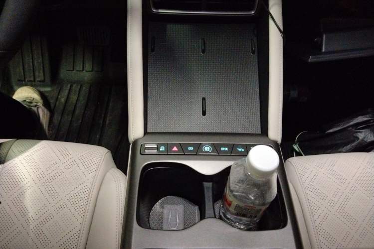 Used BYD Yuan UP 2025 Model 301KM Leading Version Gear Lever