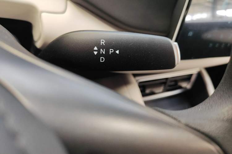 Used BYD Yuan UP 2025 Model 301KM Leading Version Gear Lever