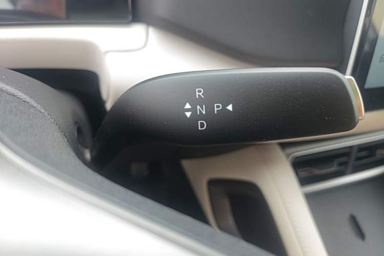 Used BYD Yuan UP 2025 Model 301KM Leading Version Gear Lever
