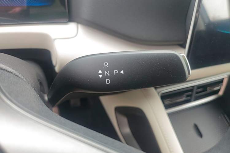 Used BYD Yuan UP 2025 Model 301KM Leading Version Gear Lever