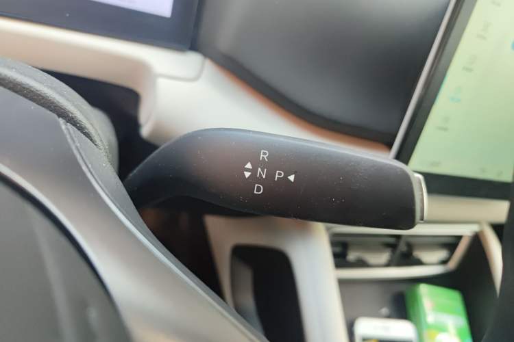 Used BYD Yuan UP 2025 Model 301KM Leading Version Gear Lever
