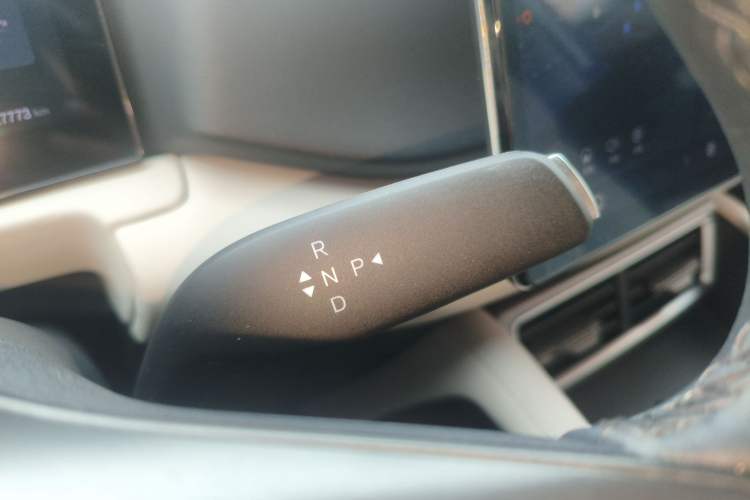 Used BYD Yuan UP 2025 Intelligent Driving Version 401 KM Dynamic Edition Gear Lever