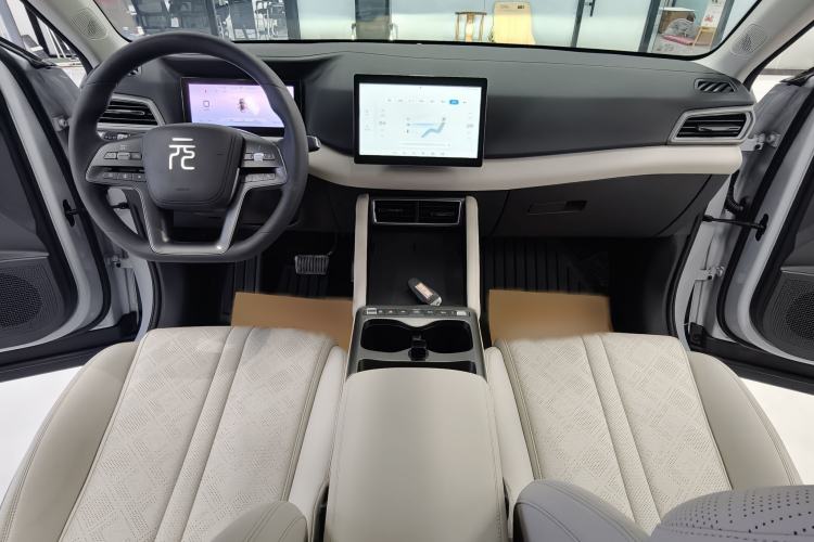 Used BYD Yuan UP 2025 Model 301KM Leading Version Interior 1