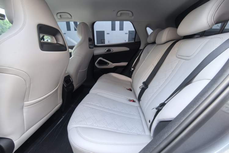 Used BYD Yuan UP 2025 Intelligent Driving Version 401 KM Dynamic Edition Interior 2
