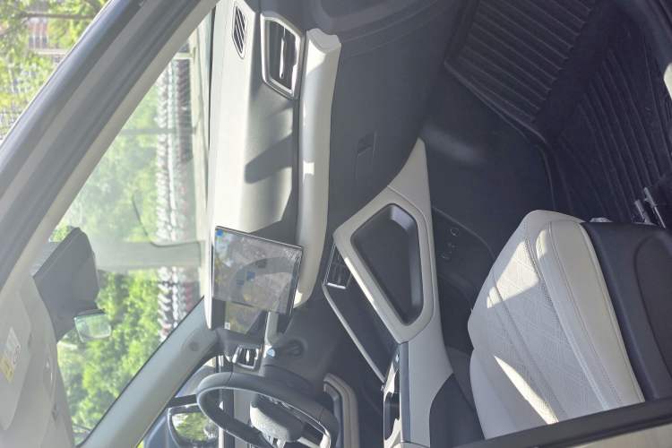 Used BYD Yuan UP 2025 Intelligent Driving Version 401 km Leading Edition Interior 3