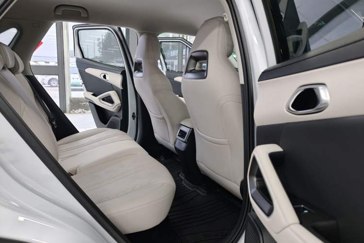Used BYD Yuan UP 2025 Model 301KM Leading Version Interior 4
