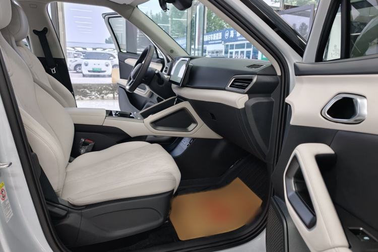 Used BYD Yuan UP 2025 Model 301KM Leading Version Interior 5