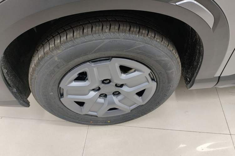 Used BYD Yuan UP 2025 Model 301KM Leading Version Left Front Wheel Hub