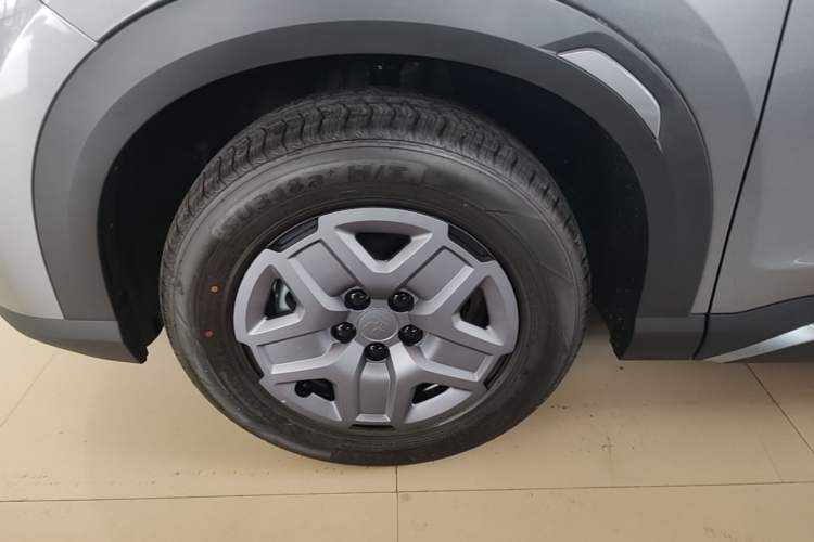Used BYD Yuan UP 2025 Model 301KM Leading Version Left Front Wheel Hub