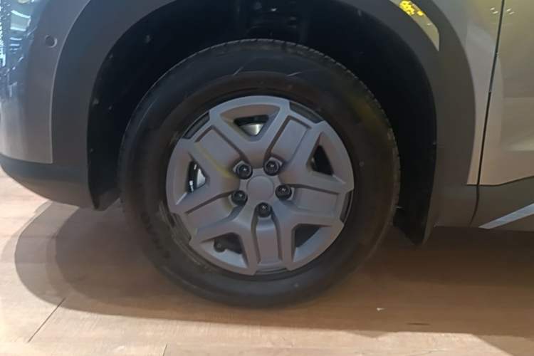 Used BYD Yuan UP 2025 Intelligent Driving Version 401 KM Dynamic Edition Left Front Wheel Hub
