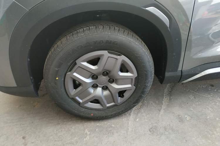 Used BYD Yuan UP 2025 Model 301KM Leading Version Left Front Wheel Hub