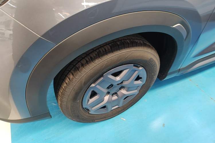 Used BYD Yuan UP 2025 Model 301KM Leading Version Left Front Wheel Hub