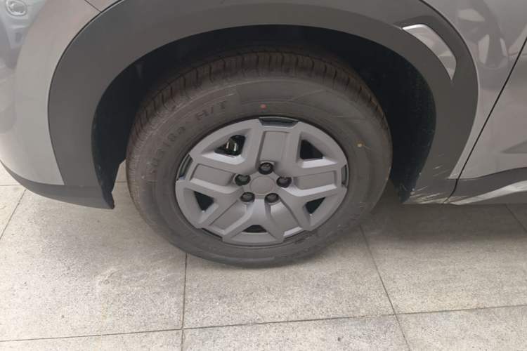 Used BYD Yuan UP 2025 Model 301KM Leading Version Left Front Wheel Hub