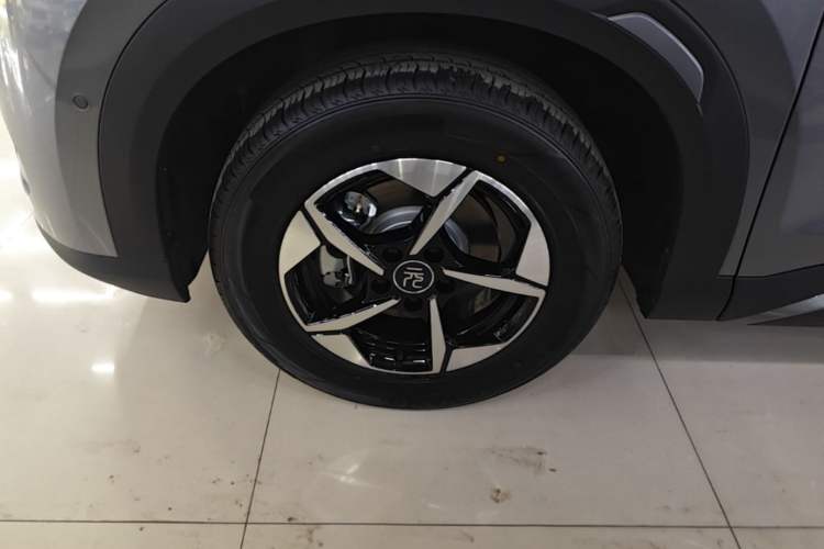 Used BYD Yuan UP 2025 Intelligent Driving Version 401 KM Dynamic Edition Left Front Wheel Hub