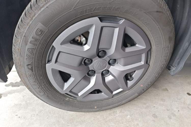 Used BYD Yuan UP 2025 Model 301KM Leading Version Left Front Wheel Hub